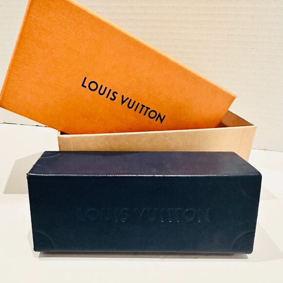 Unique Louis Vuitton Sunglasses with Monogram Trim - EXCELLENT CONDITION - Picture 12 of 12